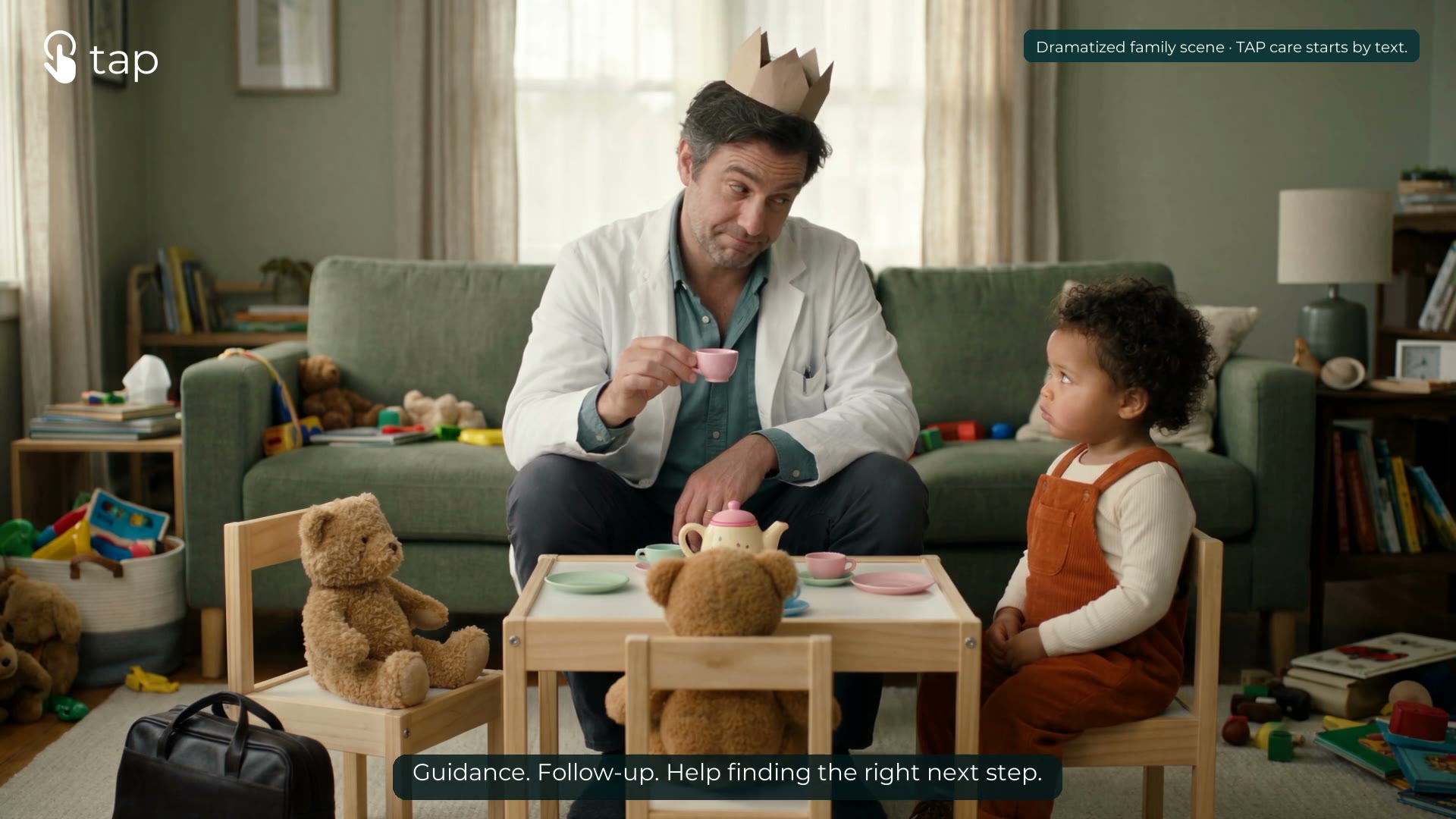 El médico con una corona de papel en una merienda familiar del video TAP
